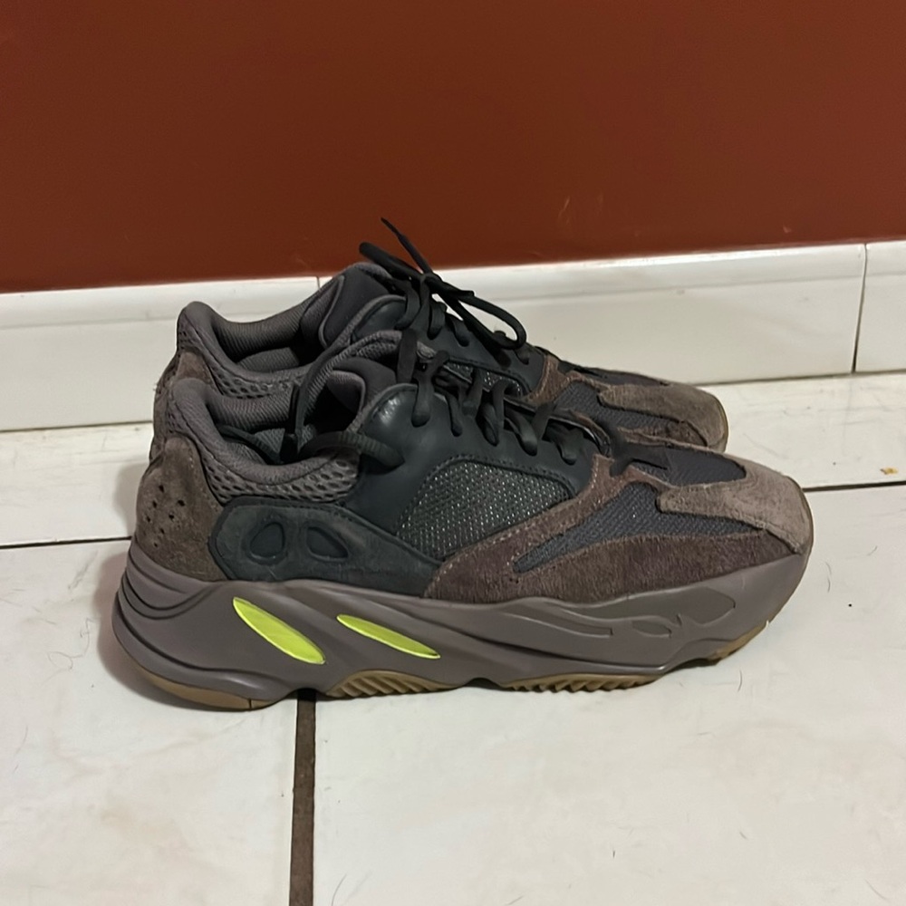 Yeezy boost 700 “Mauve”